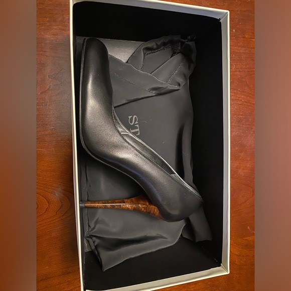 St. John black leather round toe heels with wood grain heel womens shoes size 8 - Picture 5 of 5